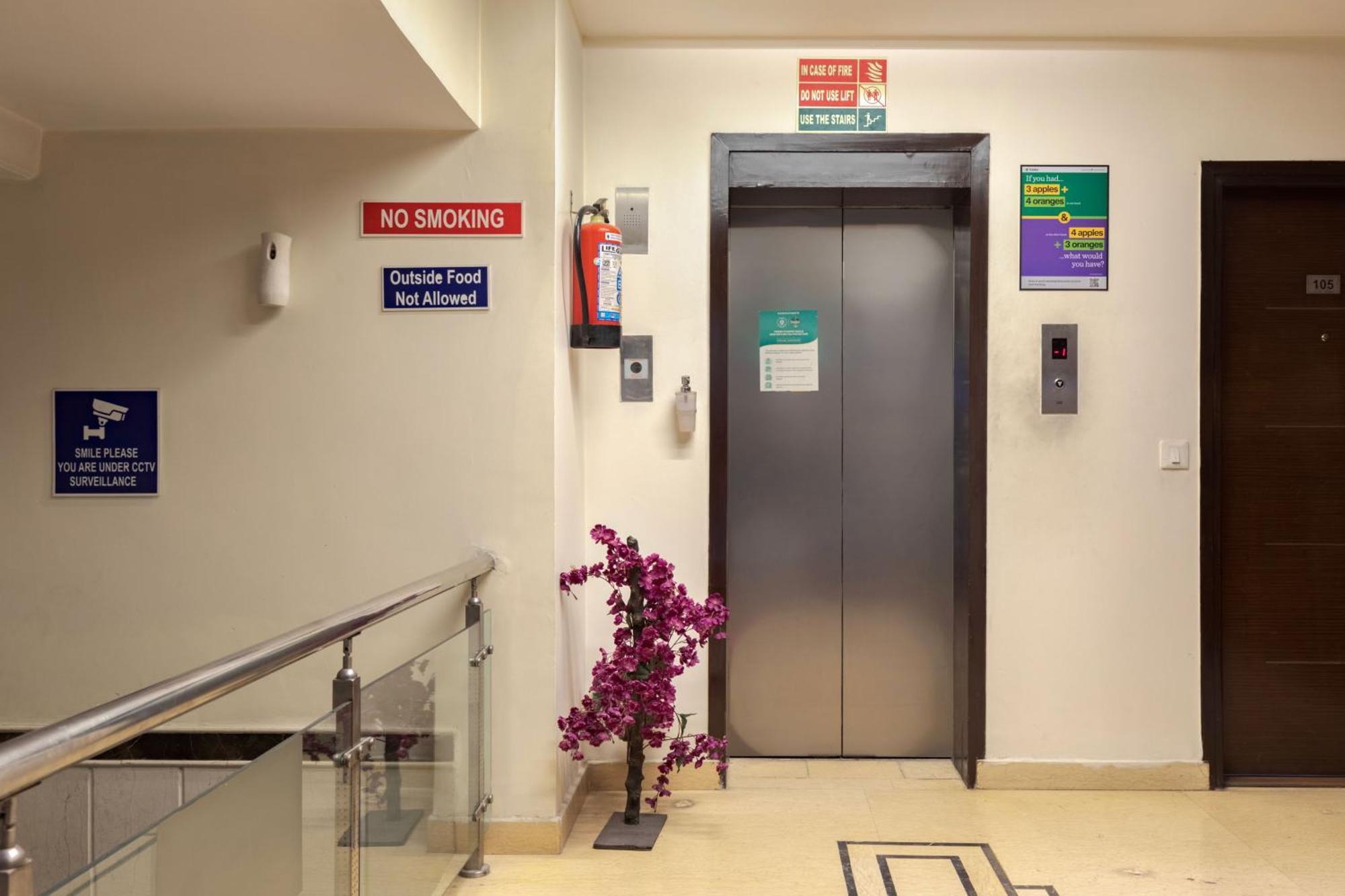 Treebo White Castle, Gurgaon Hotel Екстериор снимка