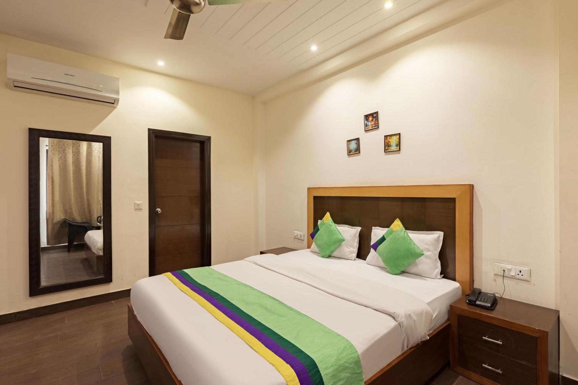 Treebo White Castle, Gurgaon Hotel Екстериор снимка
