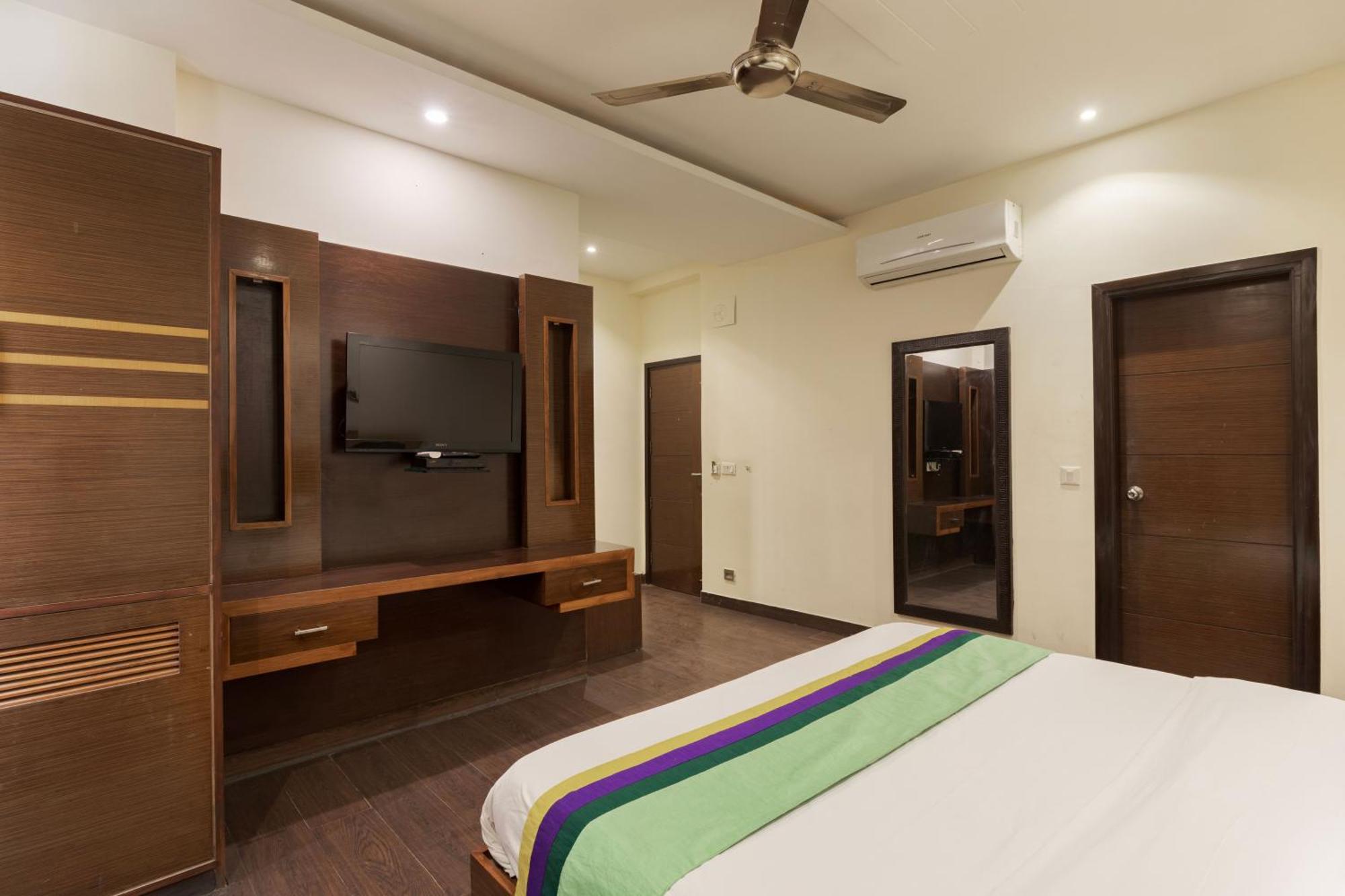 Treebo White Castle, Gurgaon Hotel Екстериор снимка