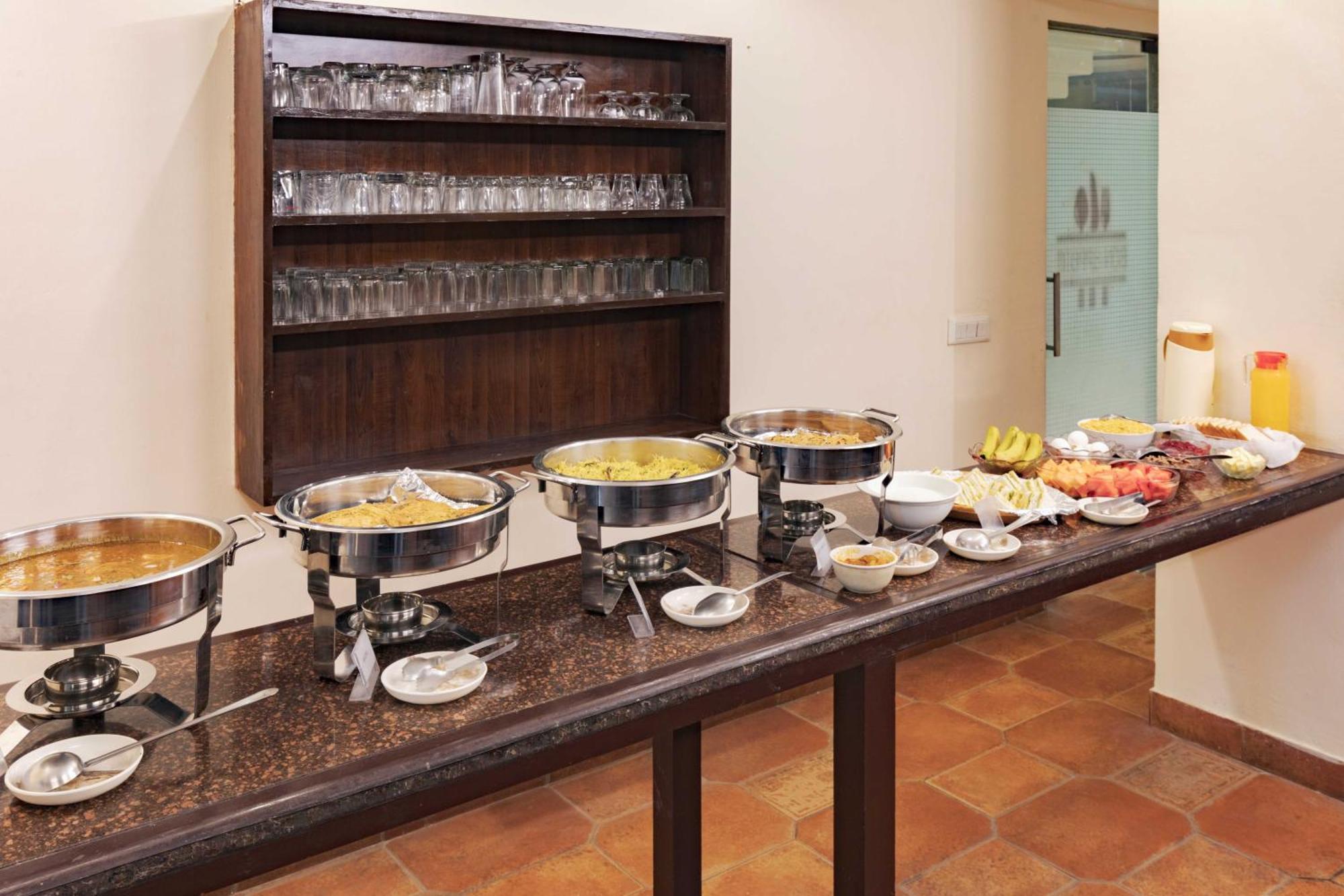 Treebo White Castle, Gurgaon Hotel Екстериор снимка