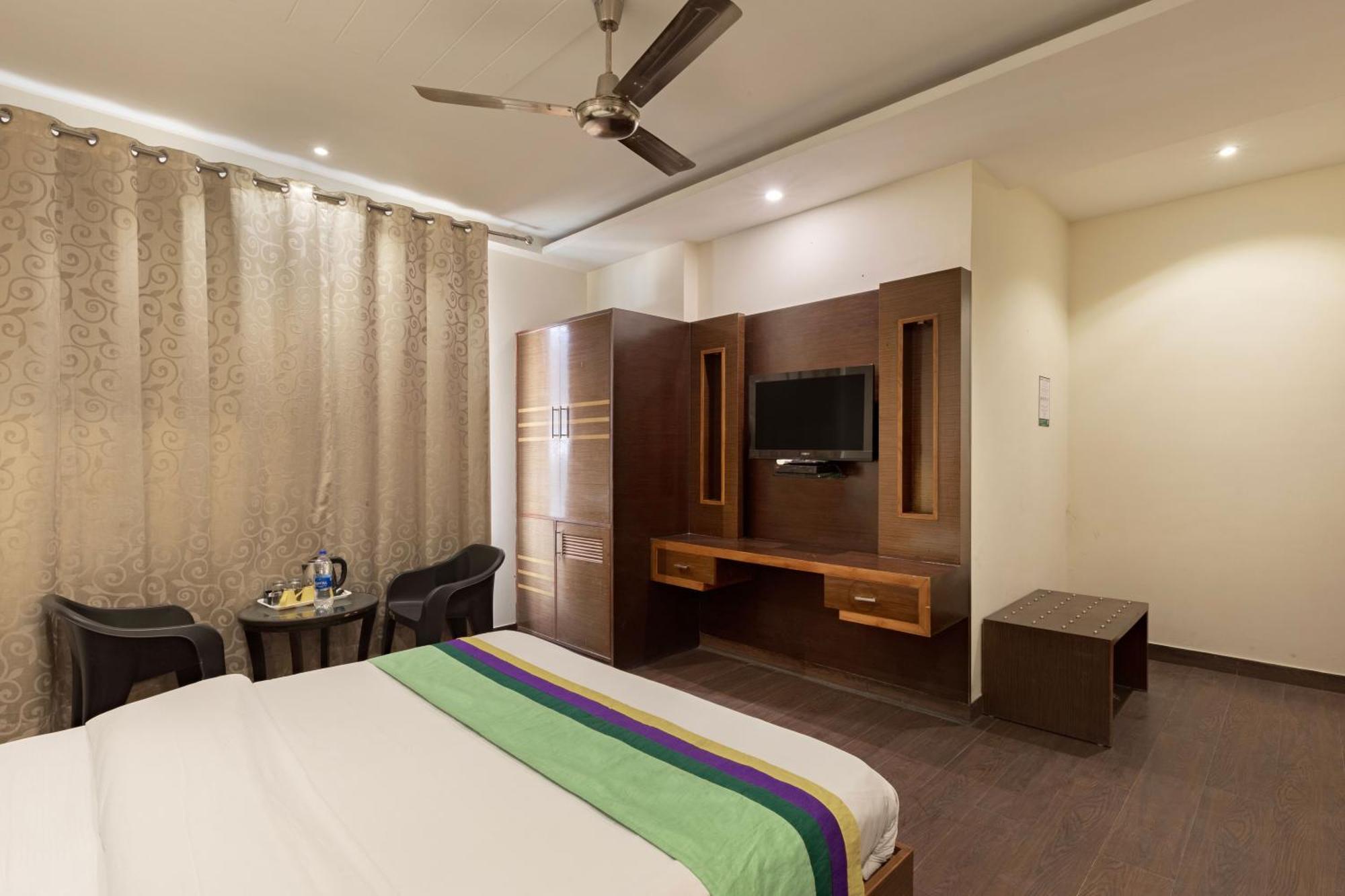 Treebo White Castle, Gurgaon Hotel Екстериор снимка