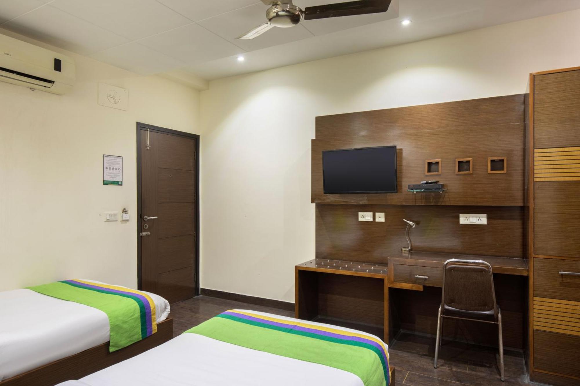 Treebo White Castle, Gurgaon Hotel Екстериор снимка
