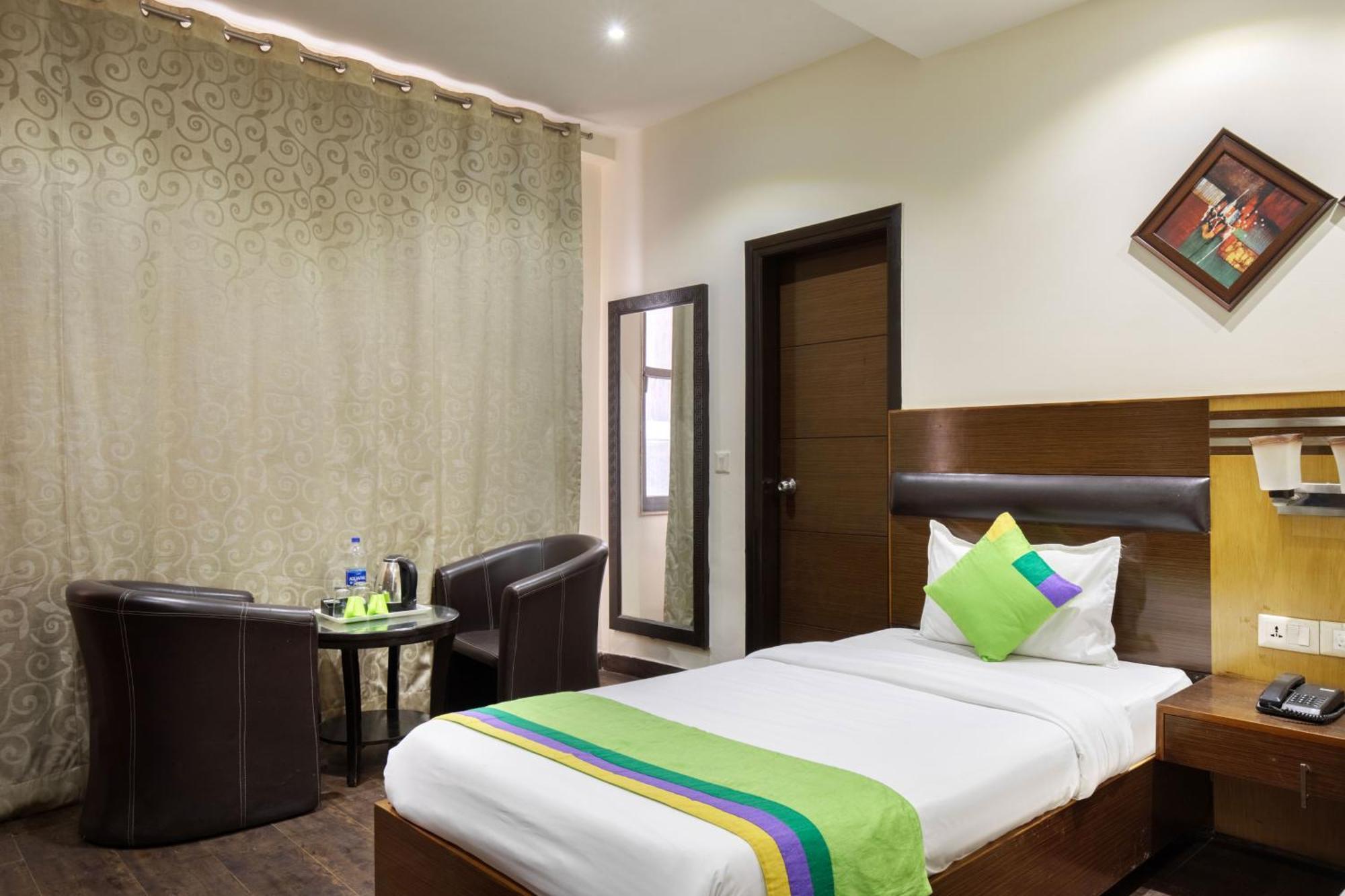 Treebo White Castle, Gurgaon Hotel Екстериор снимка